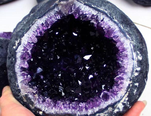 紫水晶原石的相关图片